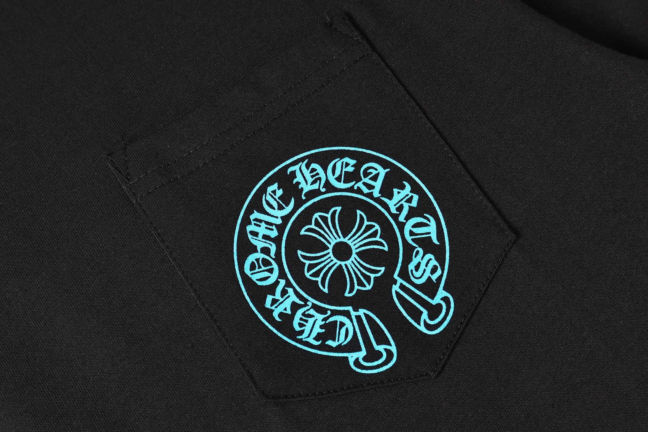 P150 Cross-border running quantity model, please do not place an order if you are pursuing quality - Chrome Hearts/Chrome Heart Cross Sanskrit short-sleeved T-shirt - High weight, high density and high quality. The wool is soft, delicate and skin-friendly. It feels soft and silky. It has excellent warmth and skin-friendly properties. - Customized weaving and dyeing, no color difference. No matter the fabric or workmanship details, it is better than the ordinary version on the market. -Colour: black white -Size: S M L XL